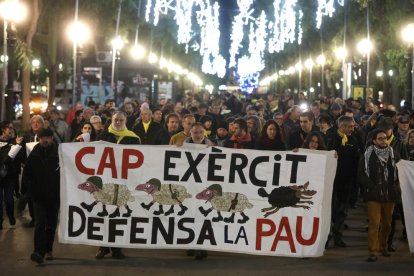 Imagen de la concentración contra las maniobras del ejército español en la Rambla Nueva de Tarragona.