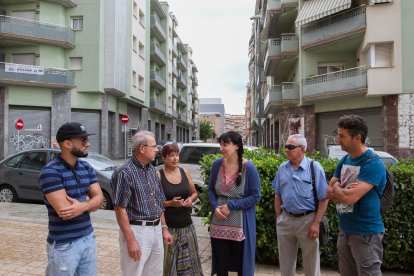 Miembros de la Associació de Veïns d'Horts de Miró y de la Coordinadora d'Entitats, delante de los bloques.