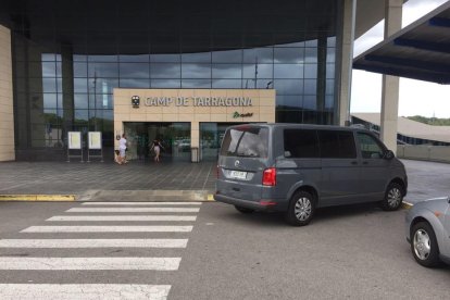 Rafael Rabadán va aparcar el seu vehicle (la furgoneta grisa) davant de les portes de l'estació del Camp.