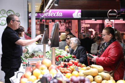 Un paradista atenent a una clienta a les noves instal·lacions del Mercat Central.