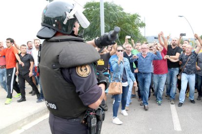 Un dels agents de la Guàrdia Civil ensenyant la porra als ciutadans que els increpaven per la seva actuació a Roquetes