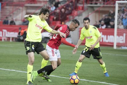 Sergio Tejera, durante el enfrentamiento que el Nàstic disputó el domingo contra el Córdoba en el Nou Estadi.