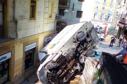 El camión ha caído a la calle del Trinquet Vell.