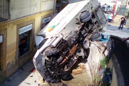 Estat en què va quedar el camió i la barana en l'accident del 2017.