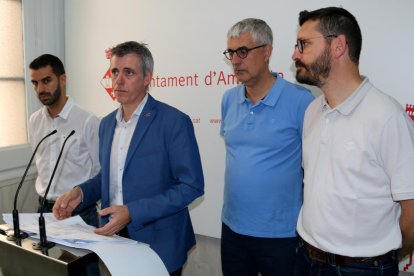 L'alcalde d'Amposta, Adam Tomàs, compareixent acompanyat de regidors del govern municipal per donar compte de la sentència del contenciós-administratiu.