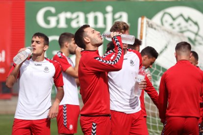 Otar Kakabadze bebe agua durante un entrenamiento realizado por el Nàstic este pasado mes de septiembre.