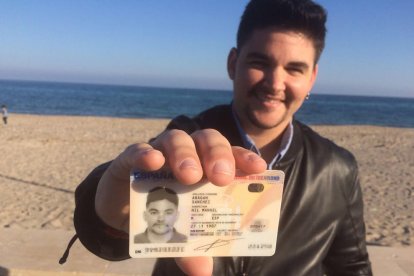 El jove va rebre divendres el seu nou carnet d'identitat.