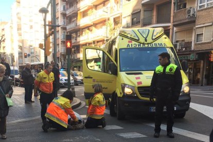 La chica, en el suelo, siendo atendida por el personal sanitario.