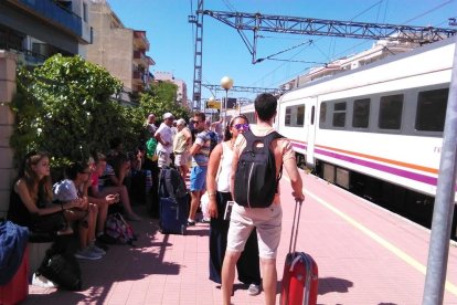 Una avería obliga a parar durante 1 hora y 45 minutos un tren de la R16 en la Ampolla con 200 pasajeros a bordo