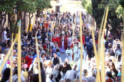 El arzobispo ha bendecido las palmas desde la iglesia de la Esperanza.