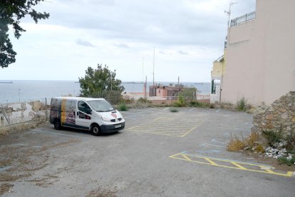 Imagen del estado actual del espacio del Hostal del Sol con la furgoneta de los Xiquets aparcada en el interior.