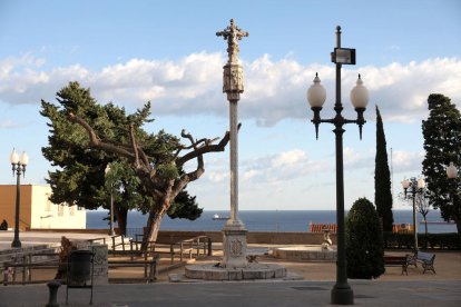 Aspecte que ofereix actualment la creu medieval localitzada davant de la Diputació.