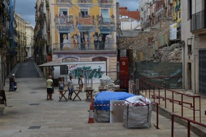 Imatge de la plaça dels Sedassos buida, amb un grup de turistes observant les obres del Circ.