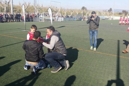 Imatge de Facebook de la UD Salou durant la presentació dels equips al camp de futbol