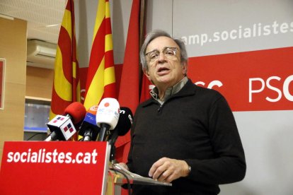 Xavier Sabaté en roda de premsa a la seu del PSC a Tarragona aquest dijous.