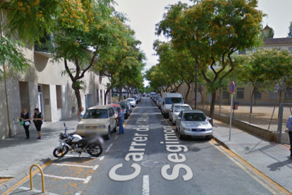 El turisme estava estacionat davant el número 14 del carrer de l'Alcalde Segimon.