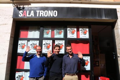 Imatge d'arxiu dels actors Oriol Grau i Pau Ferran, i del gestor de la Sala Trono, Joan Negrié, dient adéu amb la mà davant del local del carrer Misser Sitges de Tarragona.