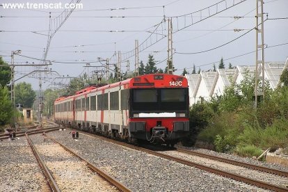 Imatge d'arxiu d'un tren de rodalies a l'estació de Mont-roig del Camp.