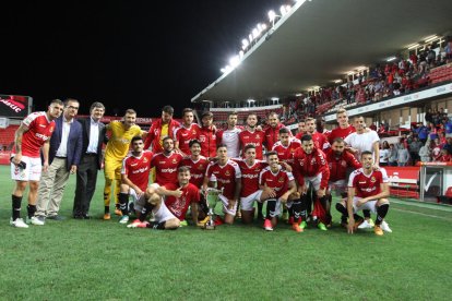 Els jugadors del Nàstic celebrant la victòria davant del Zaragoza que els va donar el trofeu Ciutat de Tarragona.