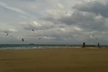 Una desena de kaysurfistes han acudit a la platja de La Pineda