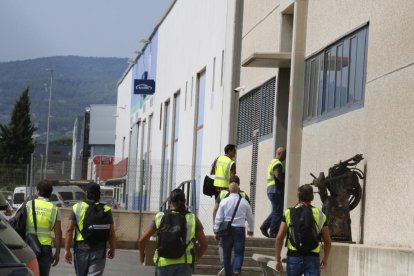 Momento en que la Guardia Civil llamaba a la puerta de la imprenta Indugraf Offset de Constantí.