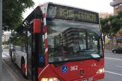 Els vehicles particulars no poden aparcar a les parades del bús.