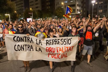 La convocatòria es va anar convertint en massiva per la gent que s'hi va anar afegint.