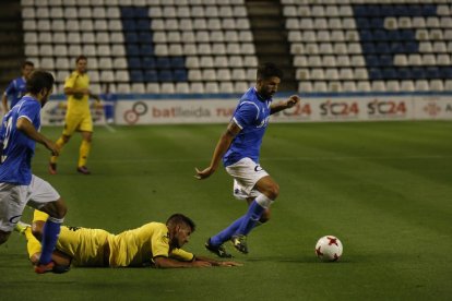 Borja Fernández cau a terra després de ser superat per un jugador del Lleida Esportiu en el partit d'ahir.