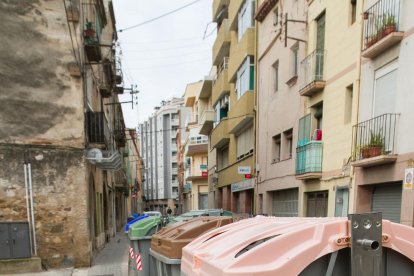 Una de les illes de contenidors repartides a la ciutat.