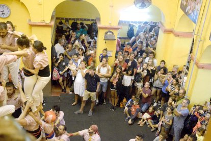 LA pluja va obligar a fer l'exhibició 'turística' al local dels Xiquets.