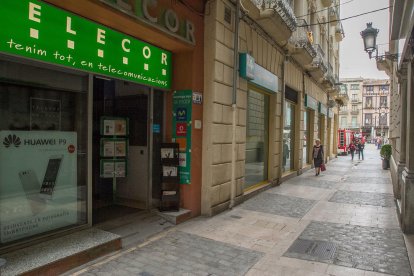 El incendio ha tenido lugar en la tienda Telecor, en la calle Galanes.