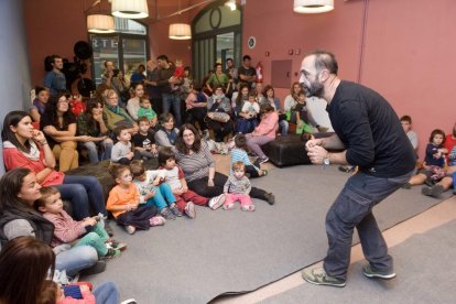 Los más pequeños participaron en la presentación de la Giganta de goma.