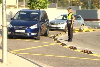 Imatge d'un dels carrils habilitats per facilitar ue els pares puguin deixar els nens que no cal acompanyar fins la porta de l'escola.