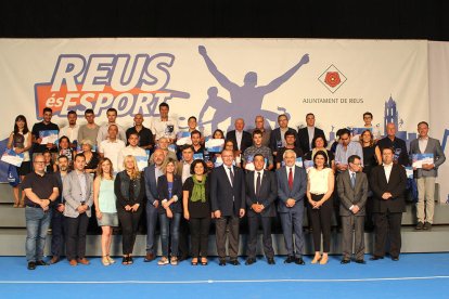 Autoridades y galardonados por la noche de Deporte de Reus.