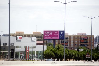 La tanca està situada en un solar de la zona de Parc Riu Clar.