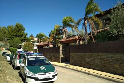 La Guardia Civil ha realizado diferentes registros en chalets de la avenida de la Camelia de Castellmoster.