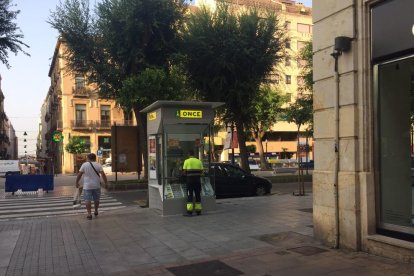 La cabina està situada a la Rambla Nova, cantonada amb el carrer Compte de Rius.