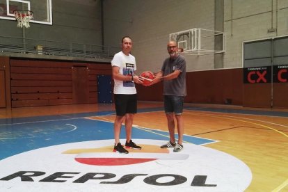 Berni Álvarez continuarà una temporada més dirigint el primer equip del CBT