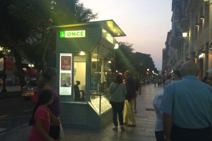 La cabina està situada a la Rambla Nova, cantonada amb el carrer Compte de Rius.