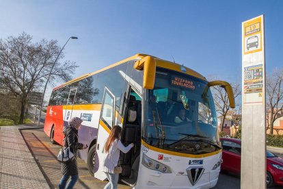 Pasajeros subiendo al autobús en dirección Tarragona, en la parada de la Autovía de Bellisens.