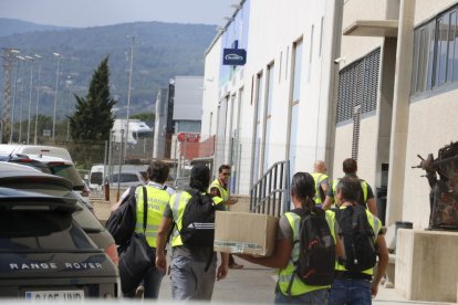 Agentes de la Guardia Civil entrando en la imprenta de Constantí.