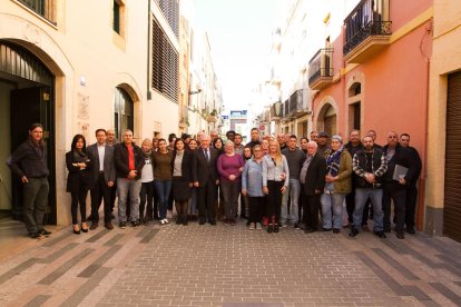 Imatge de l'aclade i els regidros amb els participants en el pla d'ocupació.