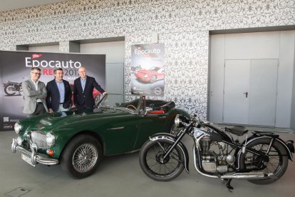 Un momento de la presentación de la feria, con un coche y una moto clásicos.