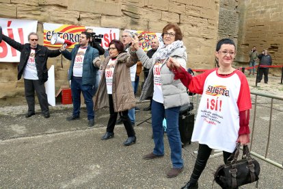 Membres de la plataforma Sijena Sí ballant a l'espera de l'arribada de les obres al monestir de Sixena procedents del Museu de Lleida.