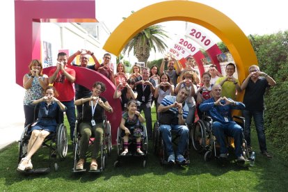 Fotografia de família de la sessió formativa de conducció i ús de cadira de rodes d'aquest divendres.