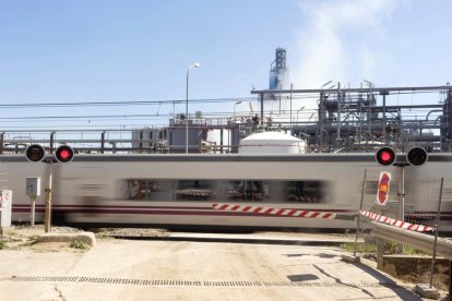 El pas a nivell que creua la línia ferroviària de la costa, entre Tortosa i Barcelona.