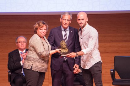 Mònica Balsells y Raül Marín recogiendo el premio durante la gala