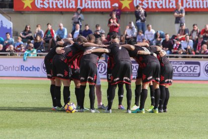 Els jugadors del CF Reus, abans d'un dels partits disputats aquesta temporada, a l'Estadi.