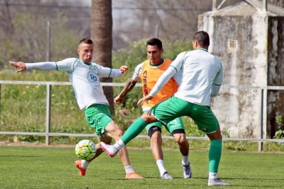 Els jugadors del Còrdova, ahir, durant un moment de l'entrenament.