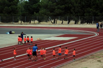 Niños que practican atletismo en una imagen de archivo.